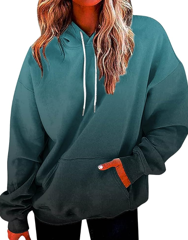Hoodie oversize dengan tampilan gradient